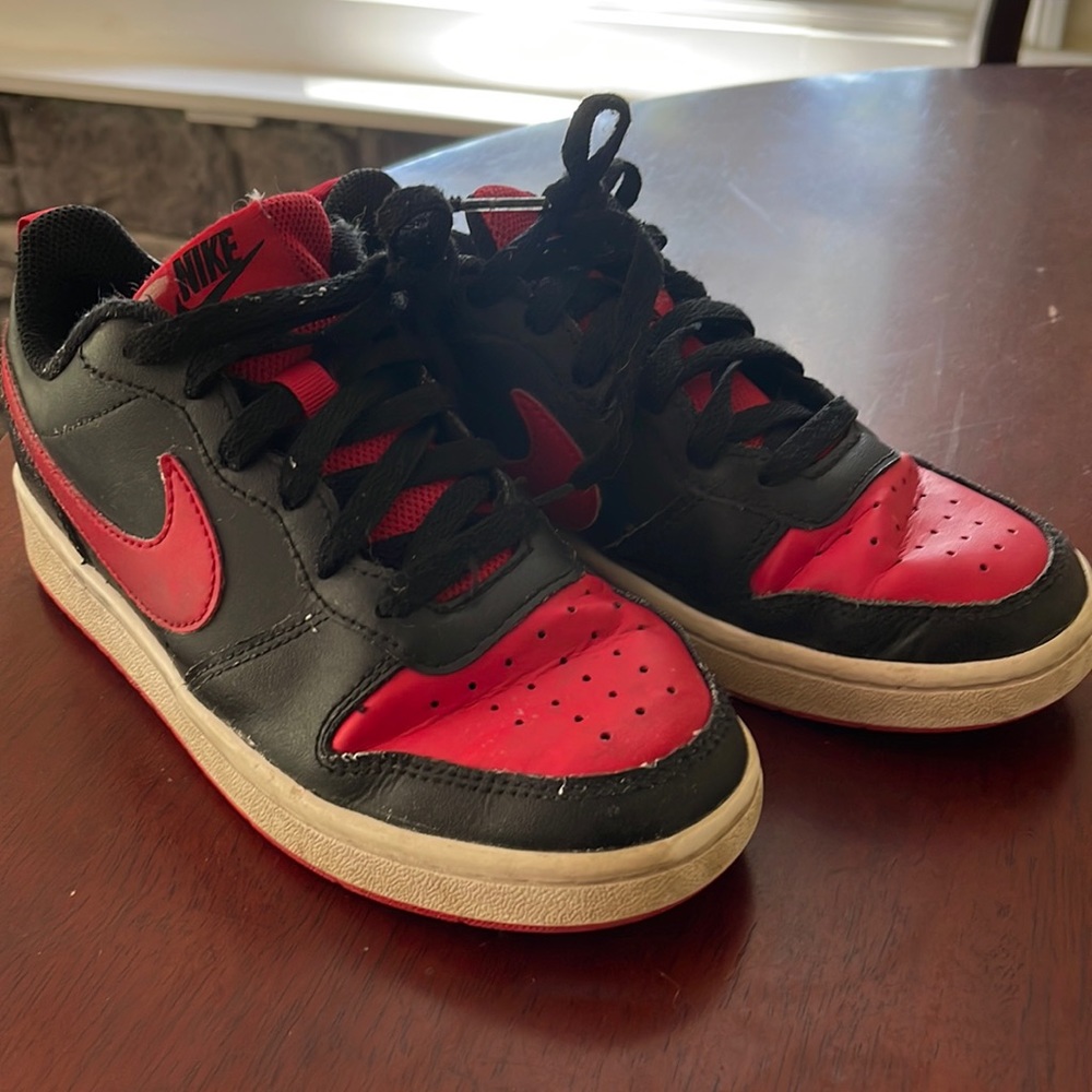 Nike court borough big kids size 4. Red/black